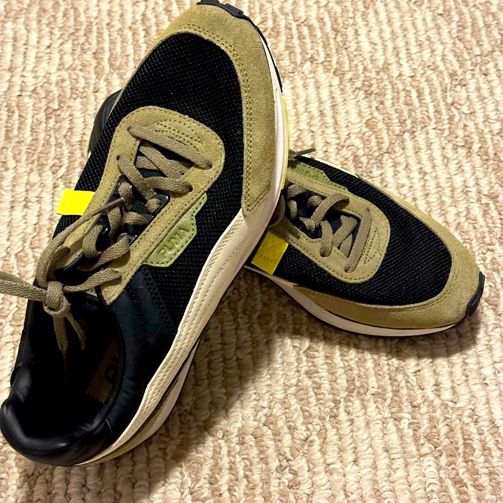 🍁FALL CLEANOUT- MAKE AN OFFER! 🍁 Puma sneakers size 8.5